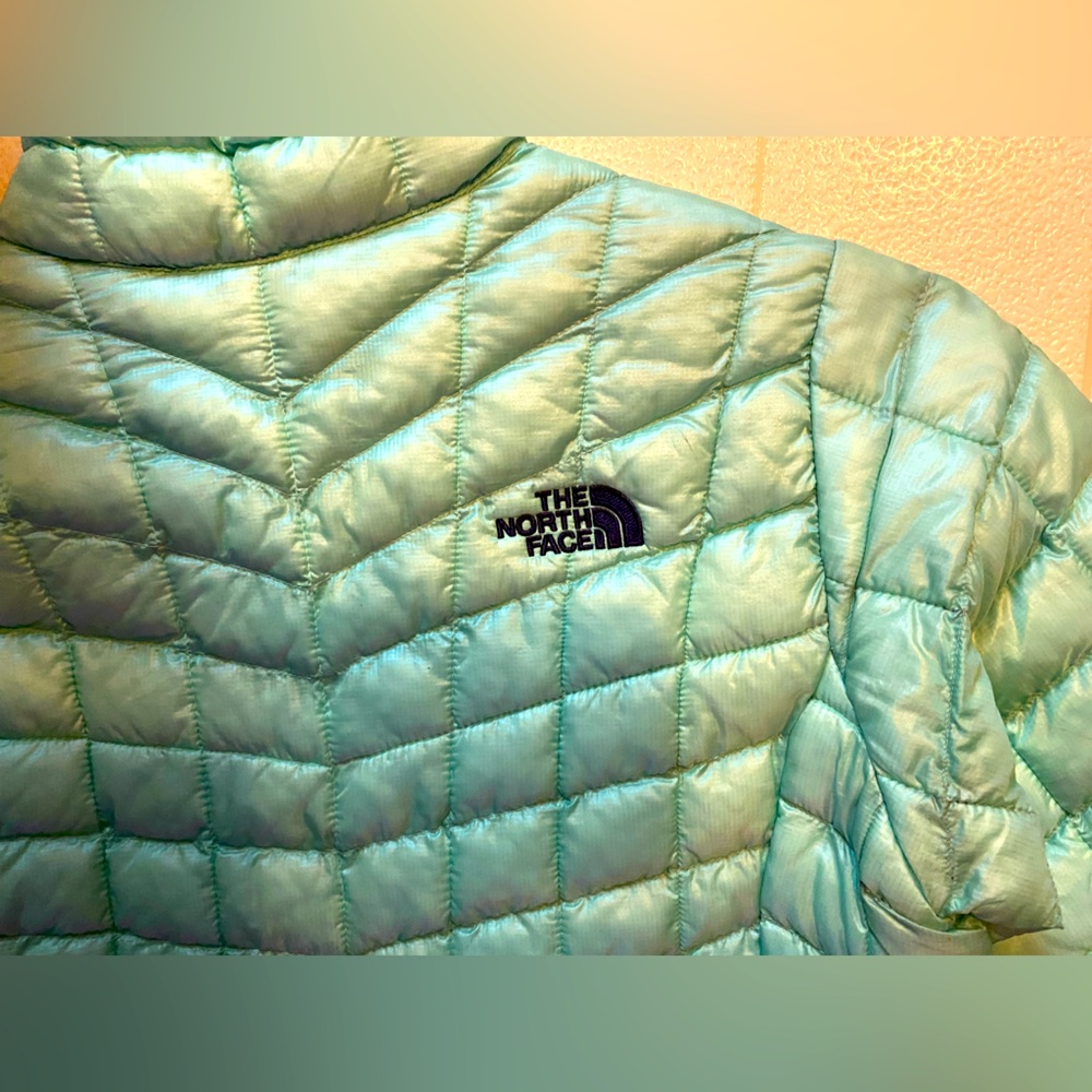 The North Face Women's Mint Green Puffer Jacket - Picture 3 of 3